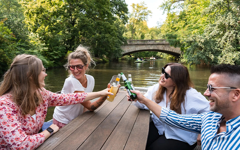 Die warmen Monate stehen in den Startlöchern. Mit ihnen kehren die saisonalen Stadtrundfahrten im Oldtimerbus und zahlreiche Floßfahrten auf der Oker zurück.