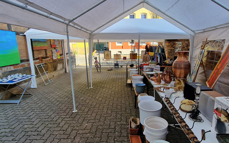 Die Kunstgalerie Hugo 45 lädt am 2. Mai ab 18 Uhr im Rahmen eines Hofflohmarktes erneut zu einem netten Beisammensein ein. 