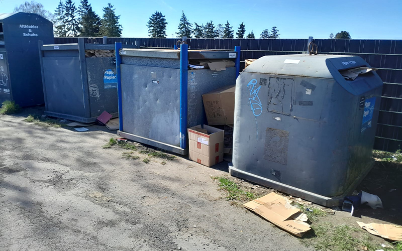 Der Zustand der Containerstation gegenüber dem Friedhof in Waggum sorgt seit längerer Zeit für Unmut bei Anwohnerinnen und Anwohnern sowie bei Besucherinnen und Besuchern des Friedhofs. 