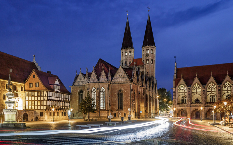 In der Nacht vom 30. April wird es unheimlich: Der Sage nach versammeln sich Hexen zur Walpurgisnacht auf dem Brocken zum Tanz in den Mai.