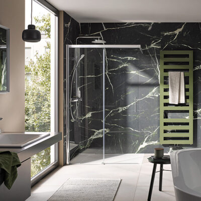 Badezimmer im Naturstein-Look