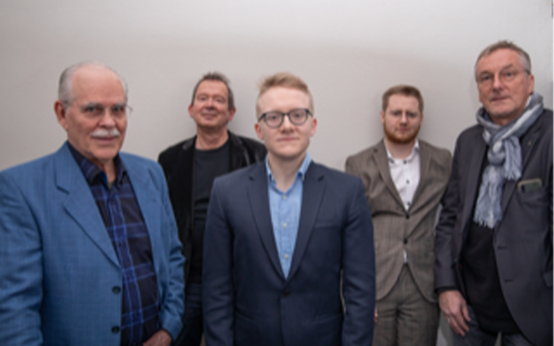 Die aktuelle Band um den Braunschweiger Pianisten Hans-Christian Hasse widmet sich in ihrem kongenialen Spiel der breiten Tradition des klassischen amerikanischen Jazz und interpretiert Standards der Jazzgeschichte neu.