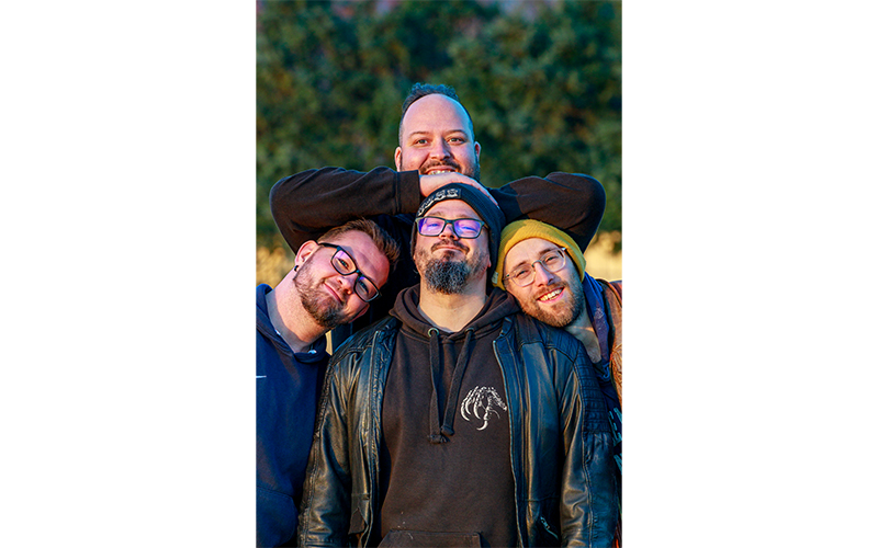 Bereits mehr als zehn Jahren spielen sich Groß & Artig durch die Liedermacher-und Akustikpunkszene.