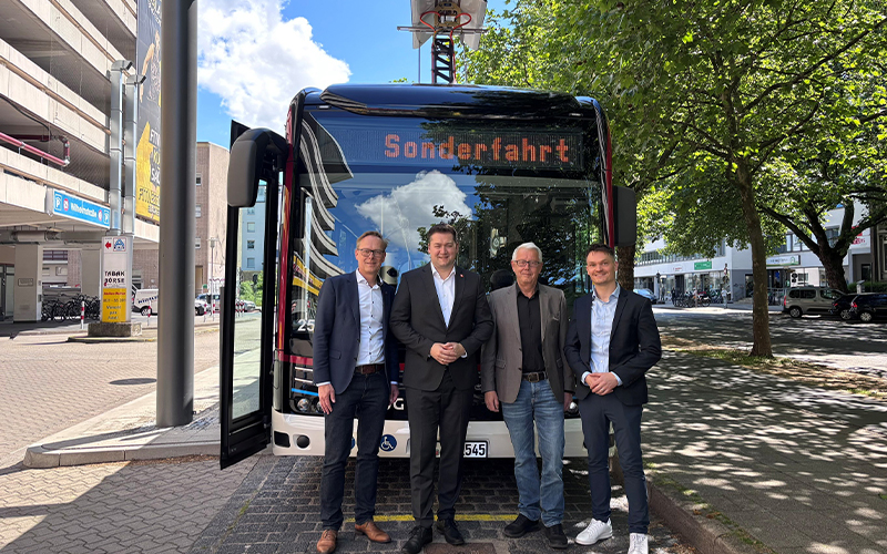 Die Braunschweiger Verkehrs-GmbH (BSVG) hat gemeinsam Oberbürgermeister Thorsten Kornblum und Wolfenbüttels Stadtbaurat Klaus Benscheidt die neue Pantographen-Ladeinfrastruktur für ihre Elektrobusflotte offiziell in Betrieb genommen.