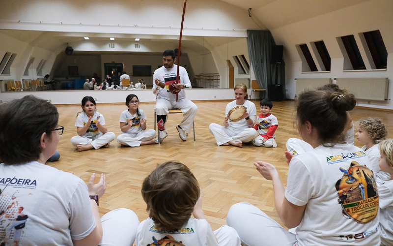 Vom 20. bis 24. Juli 2026 findet erstmals ein fünftägiges Capoeira-Sommercamp in den Vereinsräumen in der Böcklerstraße 219A statt.