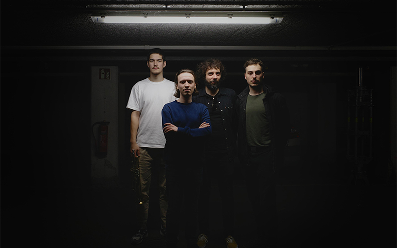 Das junge Quartett um den Berliner Pianisten und Komponisten, Joel Marschner, präsentiert seine eigene, innovative und moderne Auffassung des zeitgenössischen Jazz.
