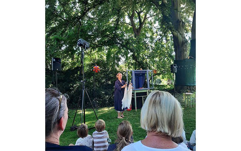 Das Theater Fadenschein unterbricht die Sommerpause und lädt Kinder und Familien zu drei sommerlichen Theaterstücken in den Botanischen Garten ein.