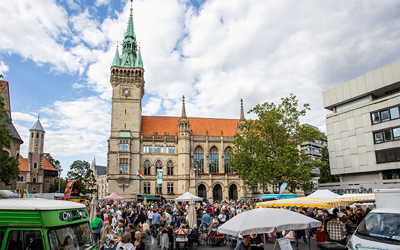 An fünf Terminen vom 22. Juli bis zum 19. August laden die Braunschweig Stadtmarketing GmbH und das Hofbrauhaus Wolters jeweils mittwochs von 16:00 bis 21:00 Uhr zum marktfrischen Einkaufen in sommerlicher Feierabendstimmung ein.