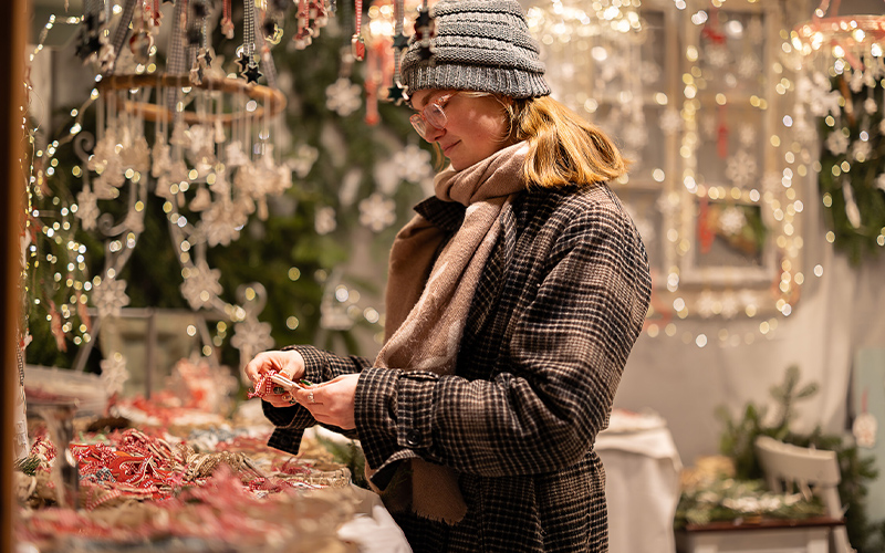 Eine Woche lang Kunsthandwerk auf dem Braunschweiger Weihnachtsmarkt verkaufen: Die Braunschweig Stadtmarketing GmbH bietet in diesem Jahr erstmalig eine Wechselhütte auf der Marktfläche an.