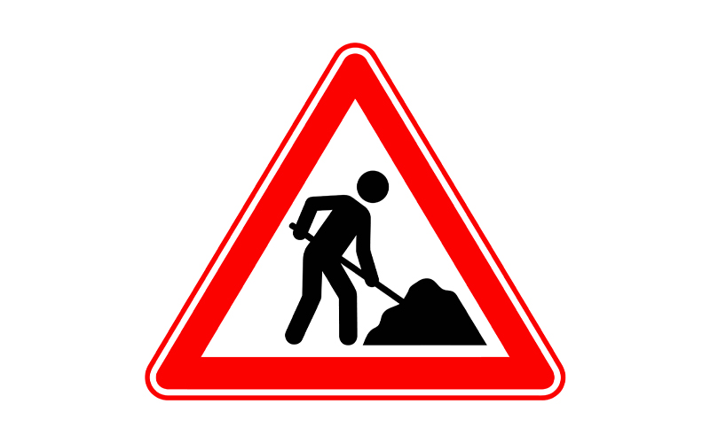Die Fahrbahn der Alten Frankfurter Straße wird instandgesetzt. 