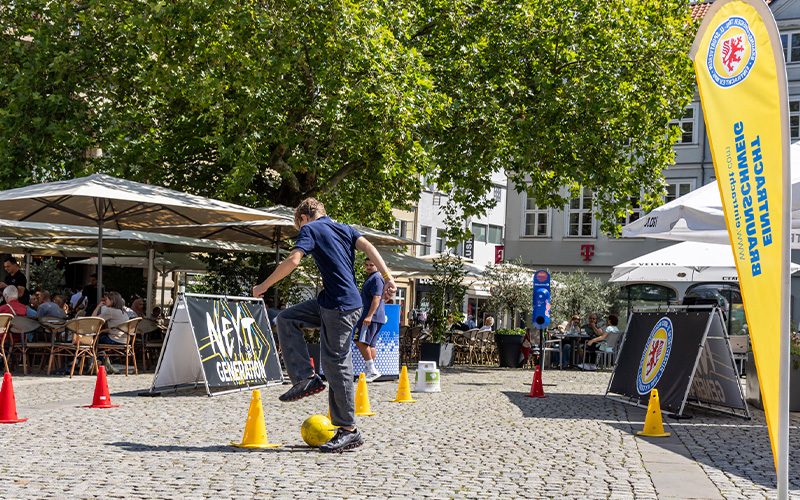 Das Stadtmarketing bietet in Kooperation mit Eintracht Braunschweig und mit Unterstützung des Arbeitsausschuss Innenstadt Braunschweig e. V. an den letzten beiden Samstagen in den Sommerferien von 10:00 bis 18:00 Uhr eine kostenfreie Kinderbetreuung auf dem Kohlmarkt an.