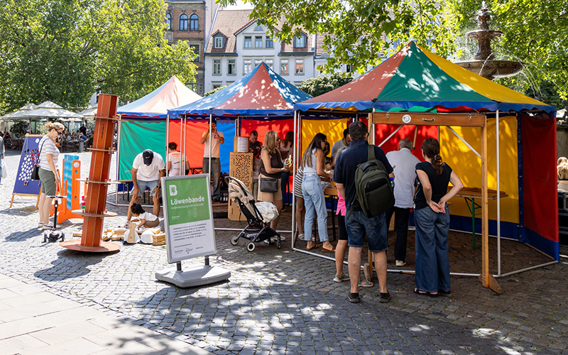 Das Stadtmarketing bietet in Kooperation mit Eintracht Braunschweig und mit Unterstützung des Arbeitsausschuss Innenstadt Braunschweig e. V. an den letzten beiden Samstagen in den Sommerferien von 10:00 bis 18:00 Uhr eine kostenfreie Kinderbetreuung auf dem Kohlmarkt an.