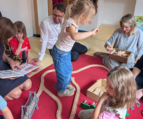 Förderverein spendet BahnSpielBox an Kita St. Magni