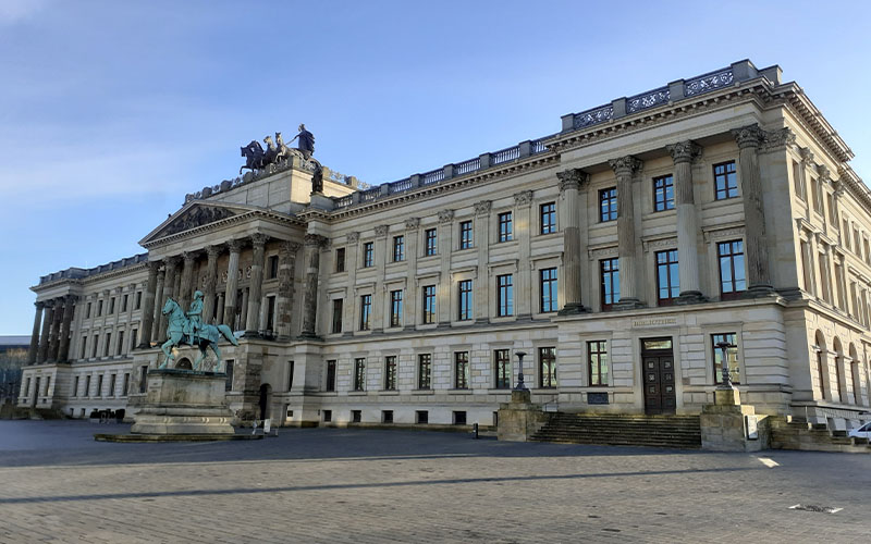 Wer genau hinschaut, entdeckt an der Fassade des Braunschweiger Schlosses weit mehr als prachtvolle Architektur.