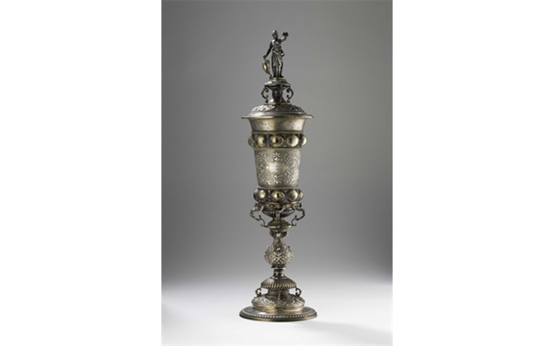 Die Fielmann AG hat dem Städtischen Museum Braunschweig einen vergoldeten Silberpokal, der vor fast 140 Jahren in der renommierten Bremer Silberwarenmanufaktur Koch und Bergfeld gefertigt worden war, geschenkt.