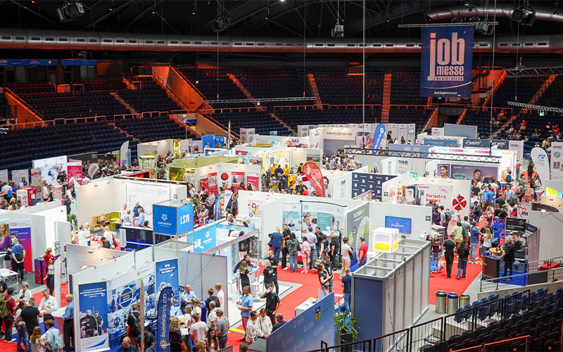 Die 11. jobmesse braunschweig bringt am 29. und 30. August 2026 Karriere-Interessierte, Unternehmen und echte Zukunftsperspektiven in der Volkswagen Halle zusammen.