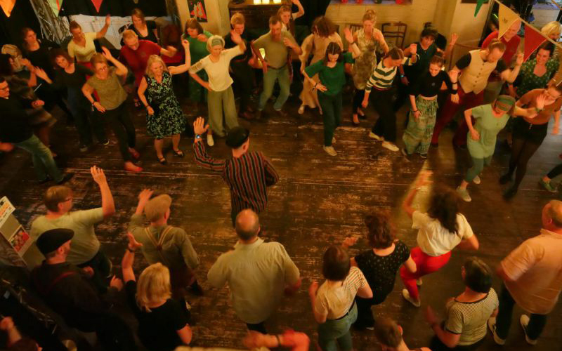 Vom 2. bis 4. Oktober 2026 treffen sich Braunschweiger Swing-Tänzer:Innen und Gäste aus vielen Lindyhop-Communities im und rund um das Kult-Theater Braunschweig.