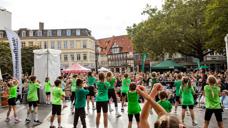 Akrobatik, Rugby und Cheerleading in der Innenstadt