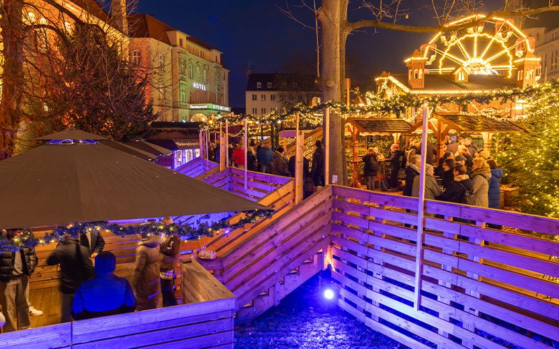 Die Flöße im Burggraben bieten Gruppen einen besonderen Platz auf dem Braunschweiger Weihnachtsmarkt.