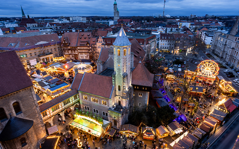 Der Braunschweiger Weihnachtsmarkt bringt vom 25. November bis zum 29. Dezember festlichen Lichterglanz auf die Plätze rund um den Dom St. Blasii und die Burg Dankwarderode.