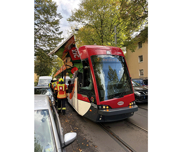 Zusammenstoß zwischen Straßenbahn und Lieferfahrzeug