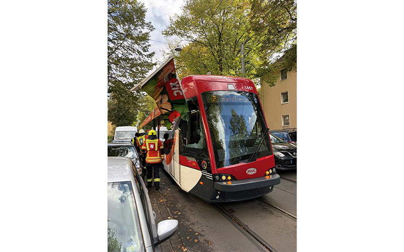Am Samstag (10.10.2026, 11:15 Uhr)  kam es auf der Siegfriedstraße zu einem seitlichen Zusammenstoß zwischen einer Straßenbahn und einem Lieferfahrzeug.